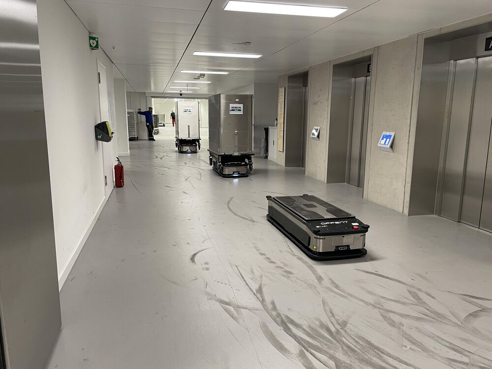 Drei selbstfahrende Transportwagen unterwegs, mit und ohne Last. (Foto: Peter Warthmann)